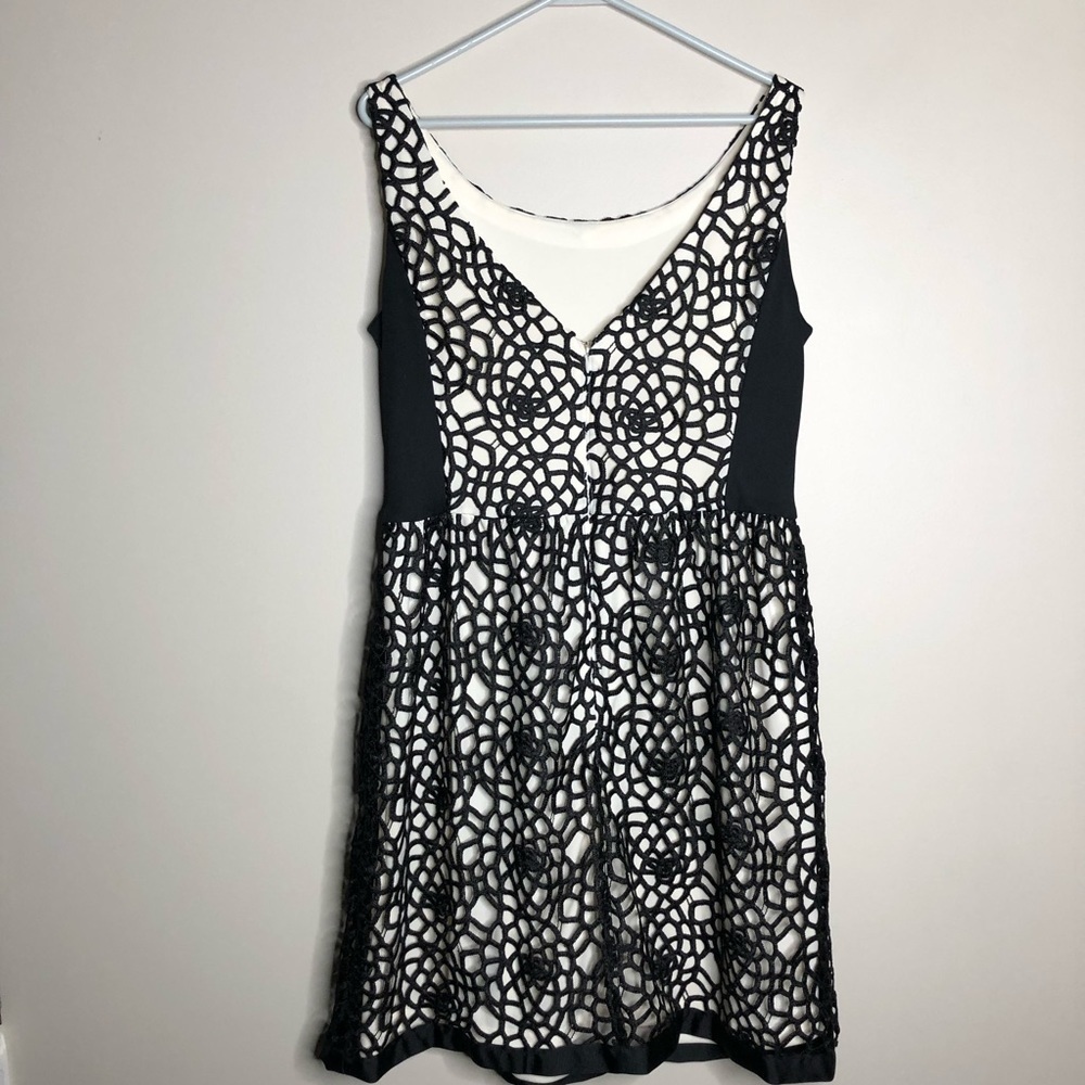 Issac Mizrahi Black Crocheted Dress with Off White Underlay SZ 14 - Picture 10 of 13